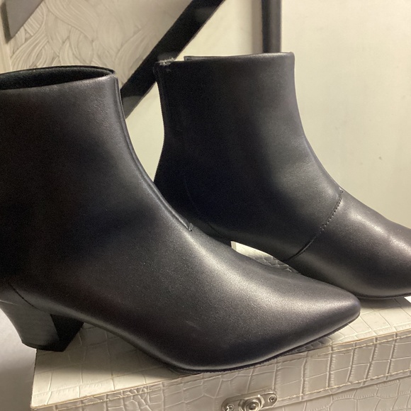 Clarks BLACK Leather Boots Size 8/1/2 chunk small heel zippers - Picture 1 of 6